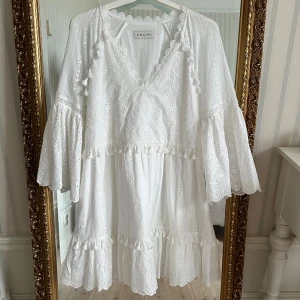 By Malina klänning - Helt ny klänning från by malina som inte använts, lappen kvar. Säljs inte längre, nypris 2799 kr. Stor i storleken 