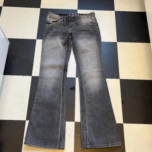 Gråa dielseljeans - Assnygga jeans från dielsel. Köpte precis dessa men är för små för mig tyvärr. Storlek 26, skulle säga att de passar XS / 165cm. Lågmidjade och boutcut. 