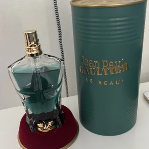Jpg le beau edt  - Jag säljer min jpg le beau. Det är typ 70-75ml kvar