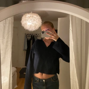 Stickad teöja - Tunt stickad tröja i marinblått!