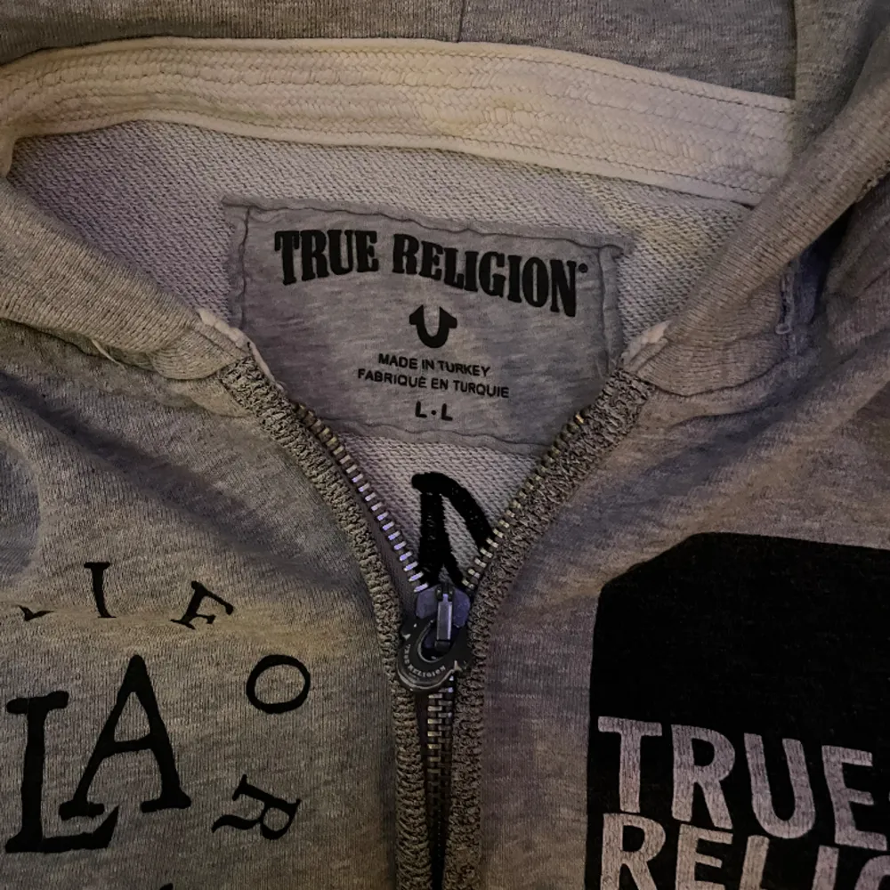 As chill true religion hoodie som jag haft i typ ett halvår men nu är den för liten. Den är nästan i nyskick har inga typer av fläckar eller sånt. För fler bilder skriv priv yo. Hoodies.