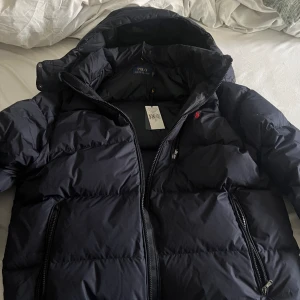Polo Raulph Lauren jacka Navy - 10/10 skick, helt ny med tags mm Säljer då jag fick den men kom aldrig till användning För mer info skriv ti mig. Retail 5500-6000kr