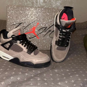 Jordan 4  - Jordans 4 Taper haze köpta på kicksNstuffs kvitto,box,taggs allt medföljer  Nypris runt 7-8k Skick 9/10 knappt använda  Tveka inte på att skriva vid frågor eller om du vill ha fler bilder 