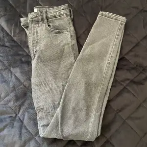 Gråa high waist jeans från Zara, strlk 34 