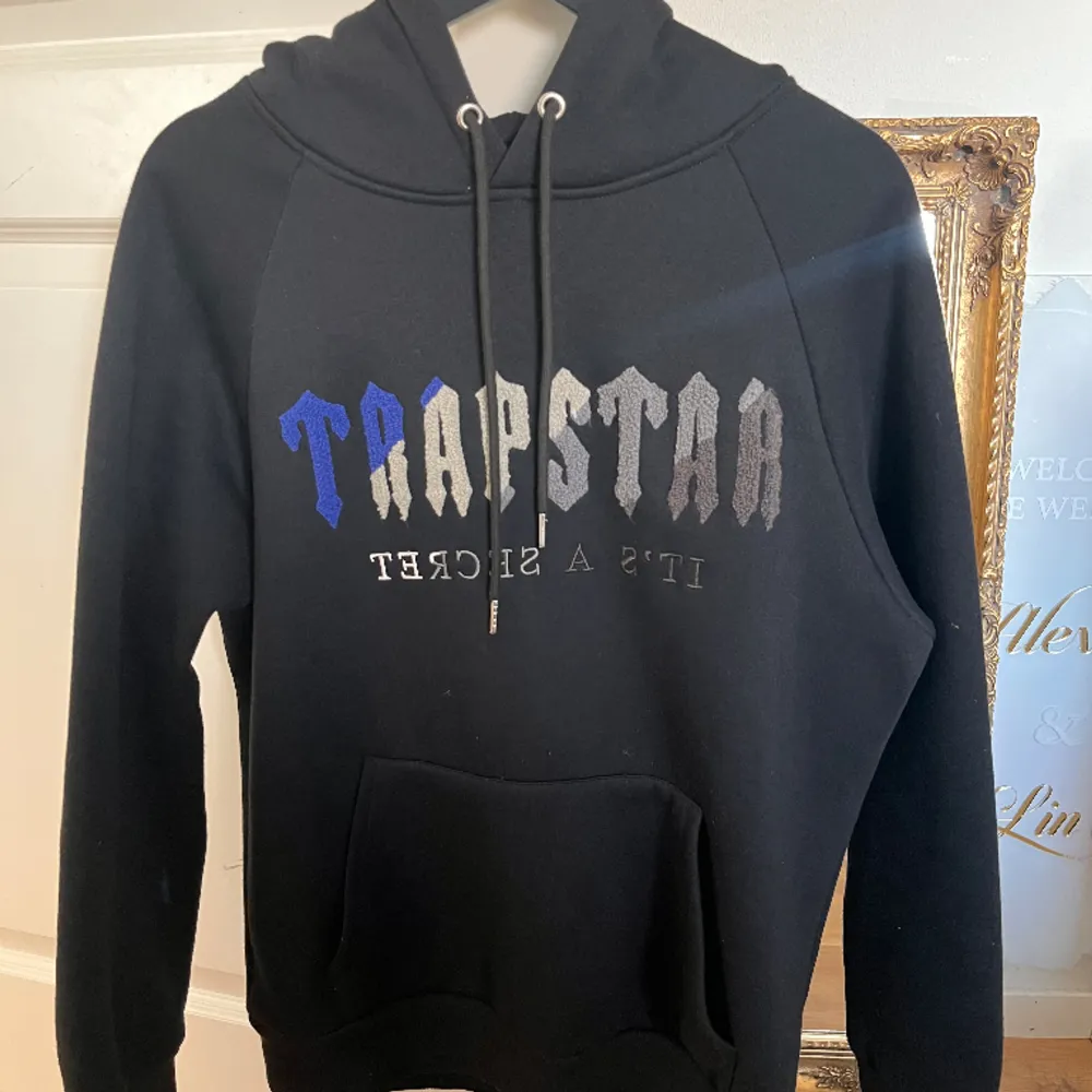 Hej säljer mina Trapstar hoodies då de inte faller i smaken längre. Använt 2-3 gånger, materialet är helt rent och fräscht som alltid.. Hoodies.