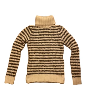 Randig tröja  - Randig stickad tröja med polokrage i bra skick! Står XXL/XL på lappen men sitter mer som en XS/S 