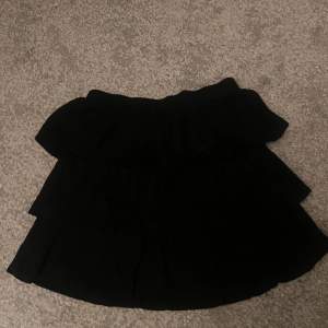 Lite stickat material (sticks inte känns som en vanlig kjol) Säljer då den är för stor i storleken  för mig. Tveka inte att fråga någon fråga! OBS! EJ FRI FRAKT! 