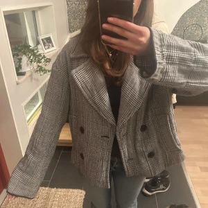 Zara kappa - En tunnare kappa från zara i storlek xs men passar även s. Är i fint skick! 