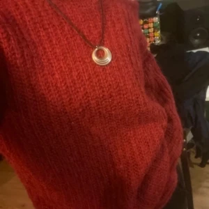 Stickad off-shoulder  - Stickad off-shoulder tröja i vinröd färg.  Storlek M.  Köparen står för frakten . 