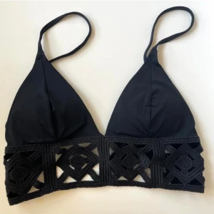 H&M Bikiniöverdel - Bikiniöverdel från H&M i storlek 38. Köparen betalar för frakten🥰❤️