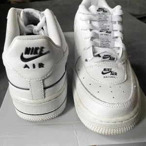 Nike air force 1 ’07 LV8 - Storlek 38.5  Använda ca 3-4ggr.