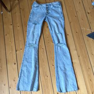 Jättesöta lågmidjade jeans från hollister. Storlek 25/33 och passar mig som är 170 och har xs. Aldrig använda endast testade 