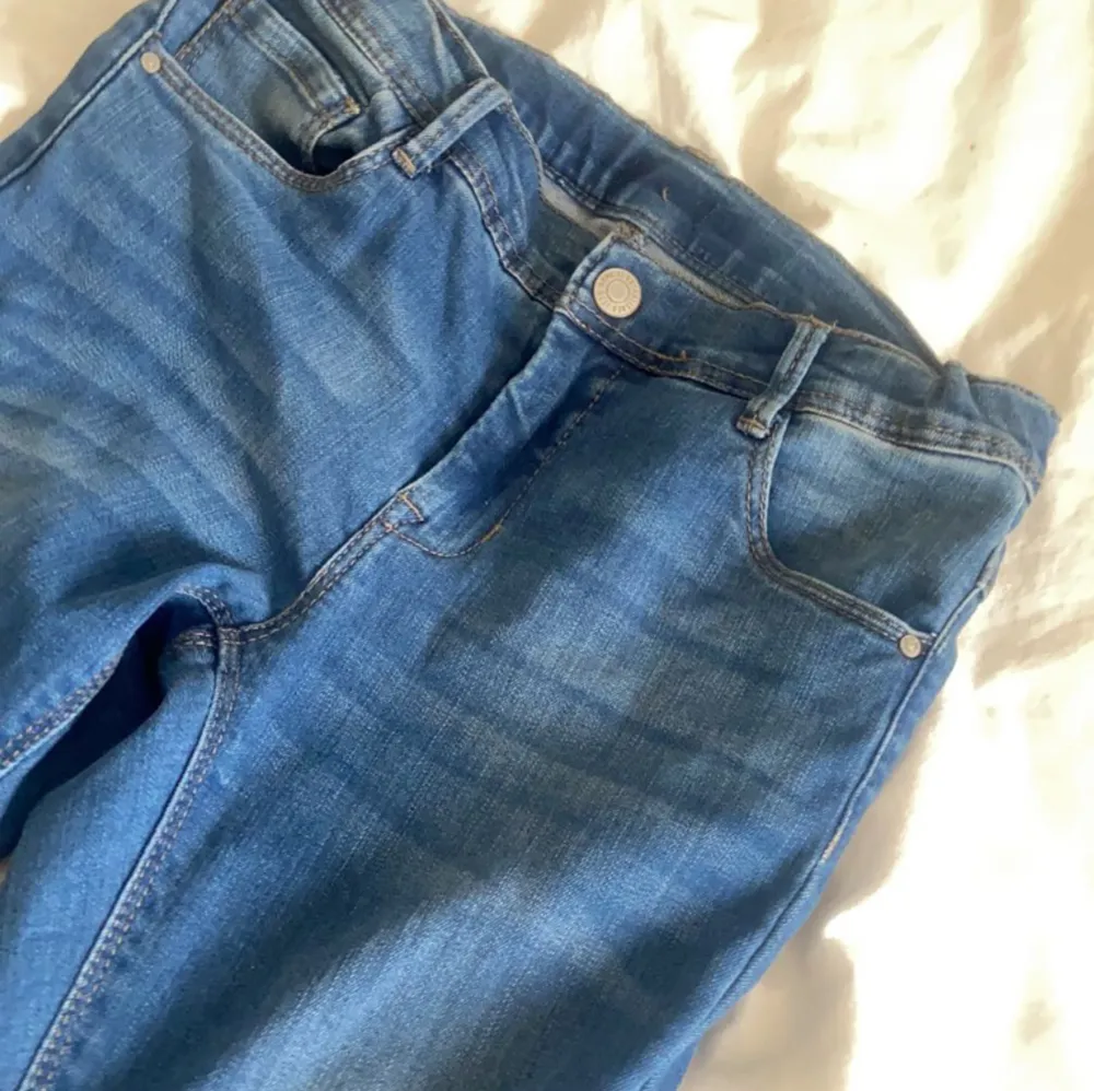 Bootcut jeans. Använda 0 ggr i jättebra skick! Lite för små för mig i midjan därför säljer jag dem. . Jeans & Byxor.