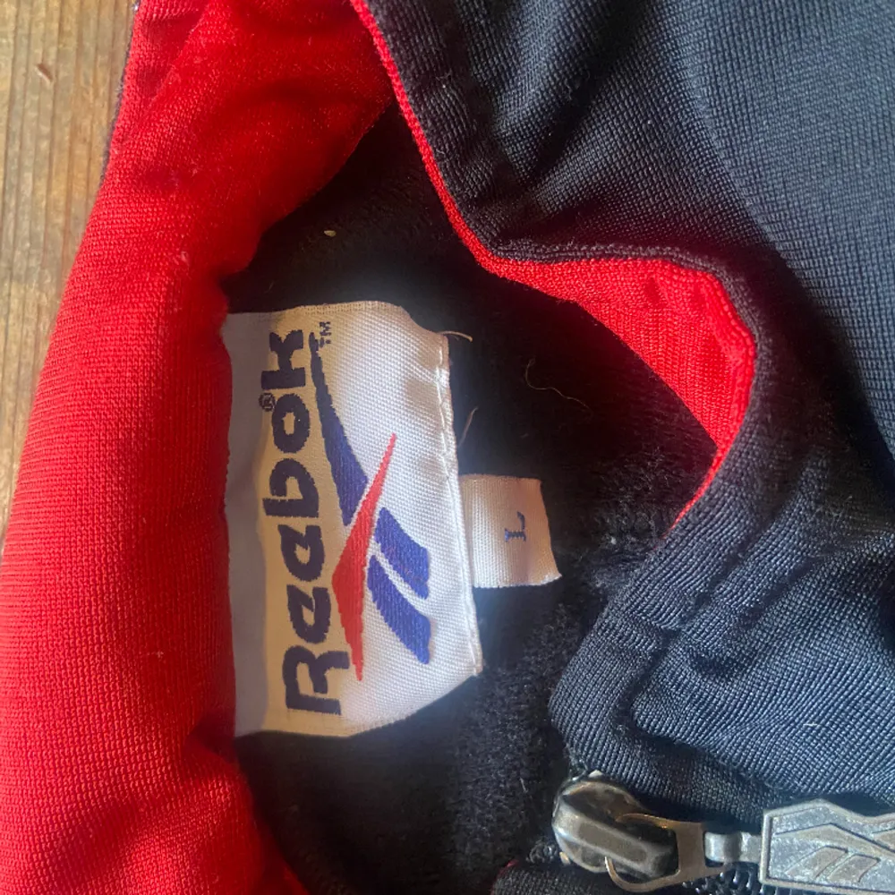 En skön baggy kofta från reebok. Funkar bra nu till våren när man inte orkar ha jacka. . Hoodies.