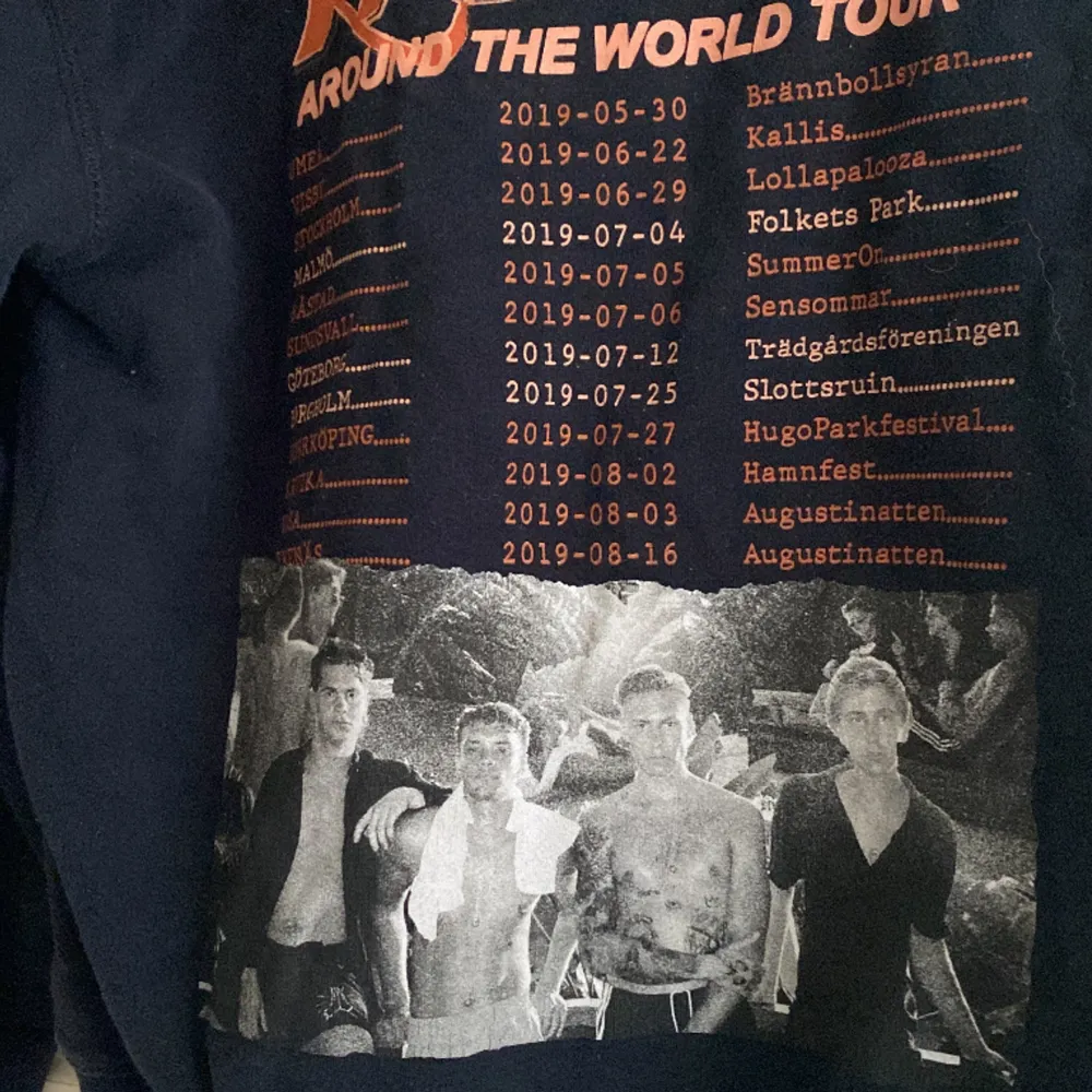 En hov1 hoodie från around the world tour! Använd fåtal gånger helt som ny, pris kan diskuteras vid snabb affär 💕. Hoodies.