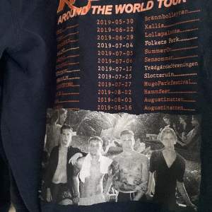 En hov1 hoodie från around the world tour! Använd fåtal gånger helt som ny, pris kan diskuteras vid snabb affär 💕