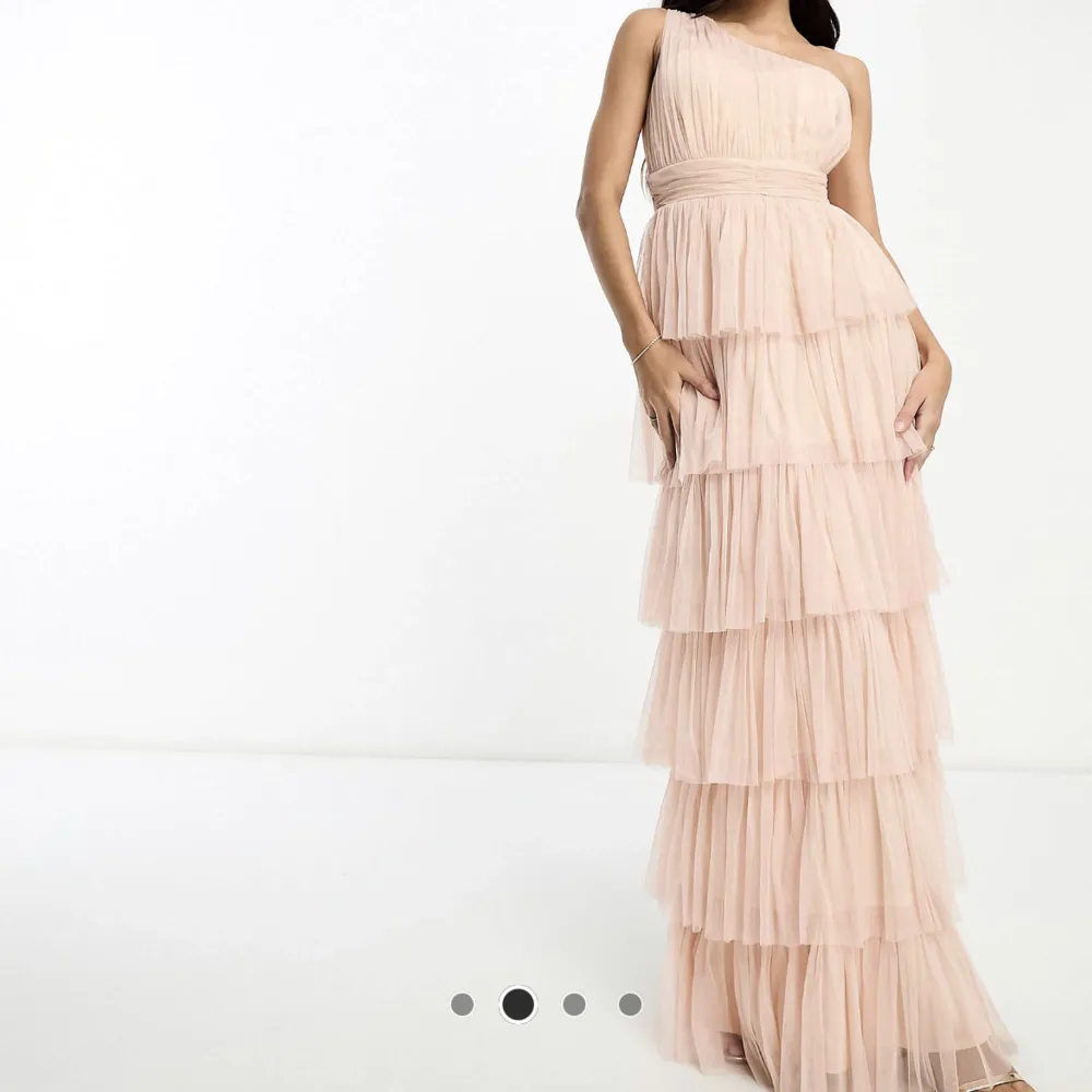Säljer denna balklänningen som är helt slutsåld på ASOS hemsida! Storlek 36! . Klänningar.