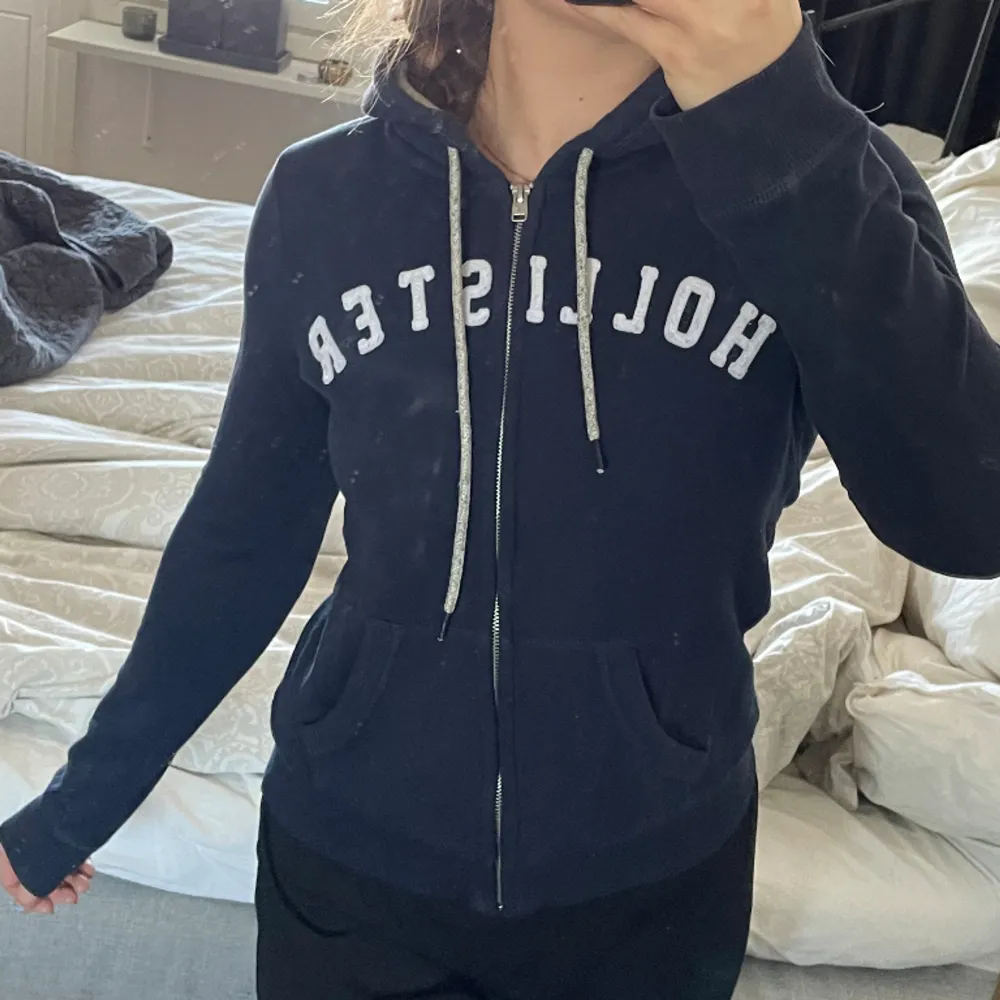 Snygg zip hoodie från Hollister, broderade bokstäver på ärmarna 💙. Hoodies.