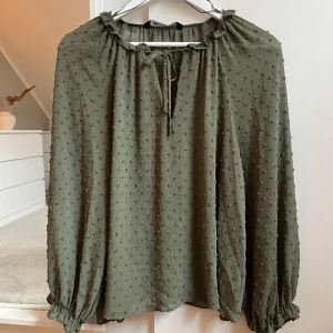 Grön blus - Säljer denna så söta blusen som jag aldrig använt och som därav är i nyskick💗