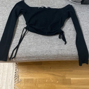 Svart magtröja - Denna magtröja är använd jätte få gången. Använder inte den eftersom dem är för kort