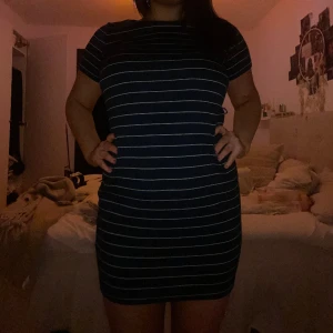 Randig klänning - En klänning som är väldigt favoriserad men aldrig används längre, perfekt för kusten! 