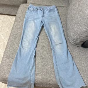 Low waist jeans - Fina jeans, dem är väldigt stretchiga. Jag har storlek S och M på byxor och dessa passar mig perfekt. 