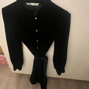 sammetsklänning zara - sammetsklänning med knappar och knytband i midjan! från zara. endast använd vid 3 tillfällen så superbra skick! 