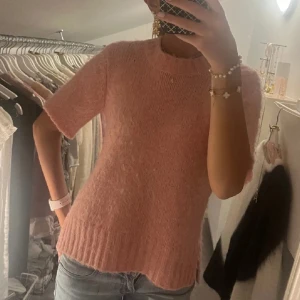 Stickad t-shirt - En jättefin rosa stickad T-shirt ifrån märket ”kaffe” superfin men passar inte riktigt mig💞 skriv bud!!💕💕