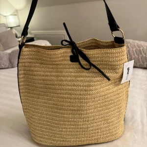 Väska oanvänd  - ”Strawbag” från gina, aldrig använd🥰