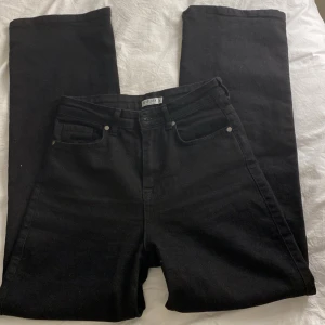 Svarta jeans  - Säljer mina svarta jeans ifrån Madlady i strl 34 men dessa är väldigt stretchiga så passar 36 också🤍. Aldrig använt så dom är i väldigt bra skick. Köpta för 599.