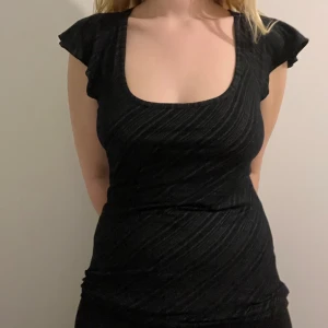 Svart linne - Svart linne med snöre i ryggen och fina armar