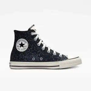 Fina glittriga converse som inte kommer till användning längre, se sista bild då det är lite glitter som skafts bort längst fram men inget man tänker på så mycket