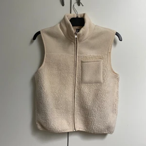 Teddyväst från pieces - En ljusbeige väst från pieces i bra skick, storlek XS. Fri frakt