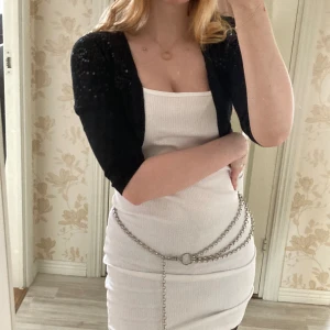 H&M Paljett Kofta - Paljett Kofta från H&M i storlek 146/152. Köparen betalar för frakten🥰❤️