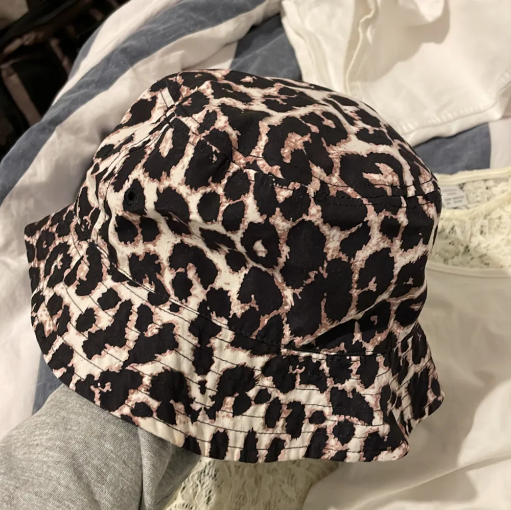 Leopardmönstrad bucket hat. Passar fint dig som är exotisk. Accessoarer.