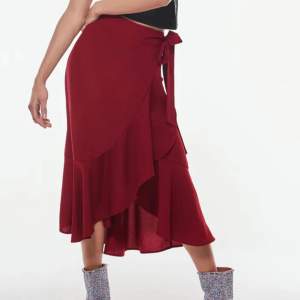 Jättefin röd kjol från GinaTricot. I princip som ny då den endast använts 2-3 gånger. Passar en smalare 34 också. 