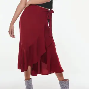 Jättefin röd kjol från GinaTricot. I princip som ny då den endast använts 2-3 gånger. Passar en smalare 34 också. 
