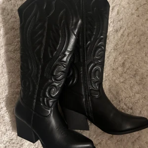 Cowboy-boots - Säljer dessa ascoola cowboy bootsen!! De är helt oanvända med prislapp kvar på då de ej kommer till användning. Storlek 39 men passar mig som har storlek 38 vanligtvis🩷skriv för fler bilder!!