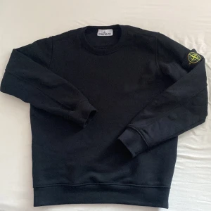 Stone Island sweatshirt - Säljer min nästintill oanvända sweatshirt från Stone Island. Den är knappt använd och säljer pga att den är för liten. Skick 10/10