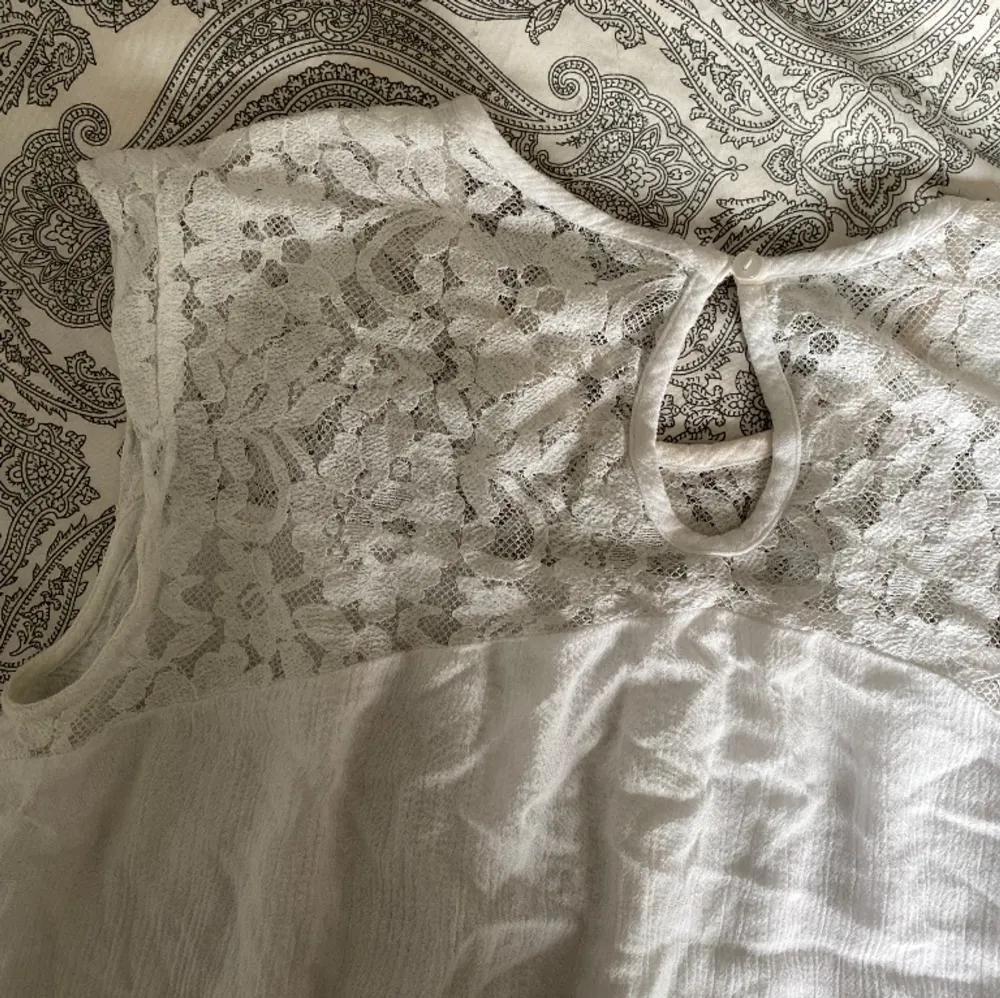 Säljer denna jätte söta vita spets toppen, perfekt till en kjol nu till sommaren🌸. Toppar.