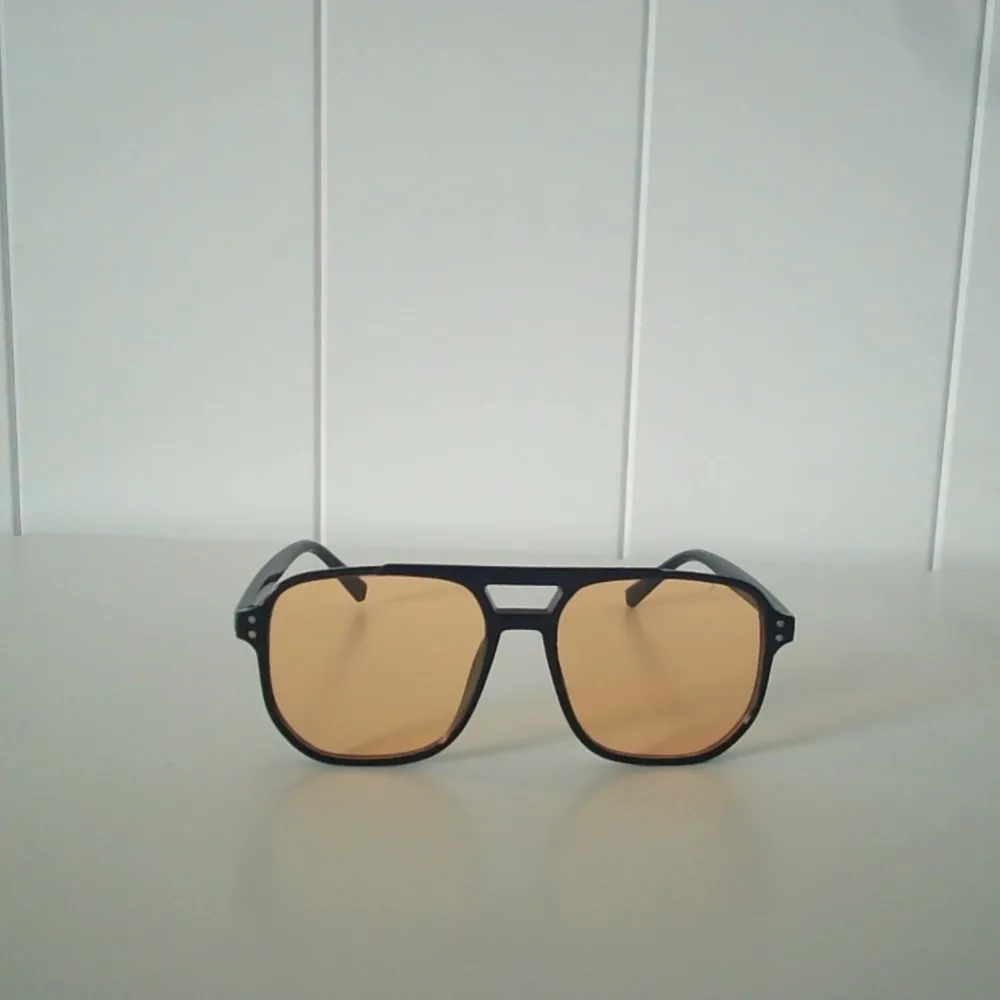 Ett par fina Solglasögon i bra skick, de är så kallde grish brillor, gjord av plast. Övrigt.