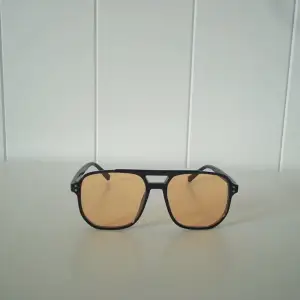 Ett par fina Solglasögon i bra skick, de är så kallde grish brillor, gjord av plast
