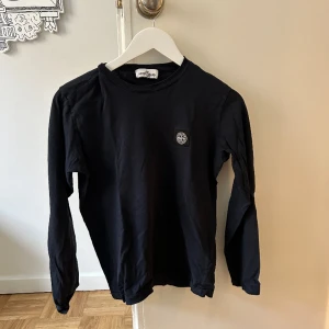 Långärmad stone island jr tröja. - Snygg stone island junior tröja sparsamt använd. Skrynklig pga att den legat i gardroben länge. Nypris runt 1000kr!