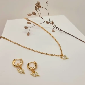 Handgjorda örhängen och halsband set  - Handgjorda örhängen och halsband set ● Material-Zirkon, 18k guldpläterad rostfritt stål ●Örhängeskrokar längd -2cm.Halsband längd-44cm.Vattentåliga, ändrar inte färgen! Följ:@ekjewelryofficial 