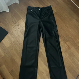 Skinnbyxor  - Säljer nu mina skinnbyxor då dom inte kommer till användning längre. Har bara använt dom några fåtal gånger