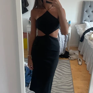 Svart zara klänning - Snygg klänning från zara med cut-outs i midjan. Aldrig använd, är 179 cm lång för referens🤍