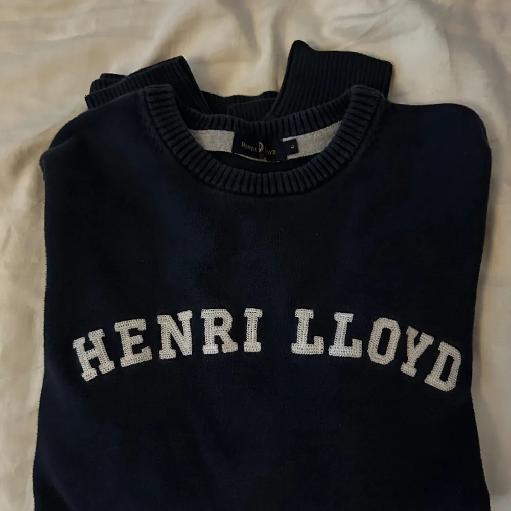 Stilren Henry Lloyd stickad tröja. Mycket bra kvalite och används inte längre. . Stickat.