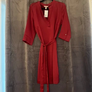 Klänning  - Oanvänd klänning 