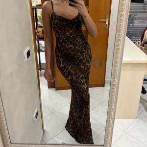 Säljer nu en maxi leopard klänning som blivit väldigt populär nu. Klänningen är väldigt lång så passar längre personer med. Klänningen är lite genomskinlig då de är tänkt som en strand klänning. 