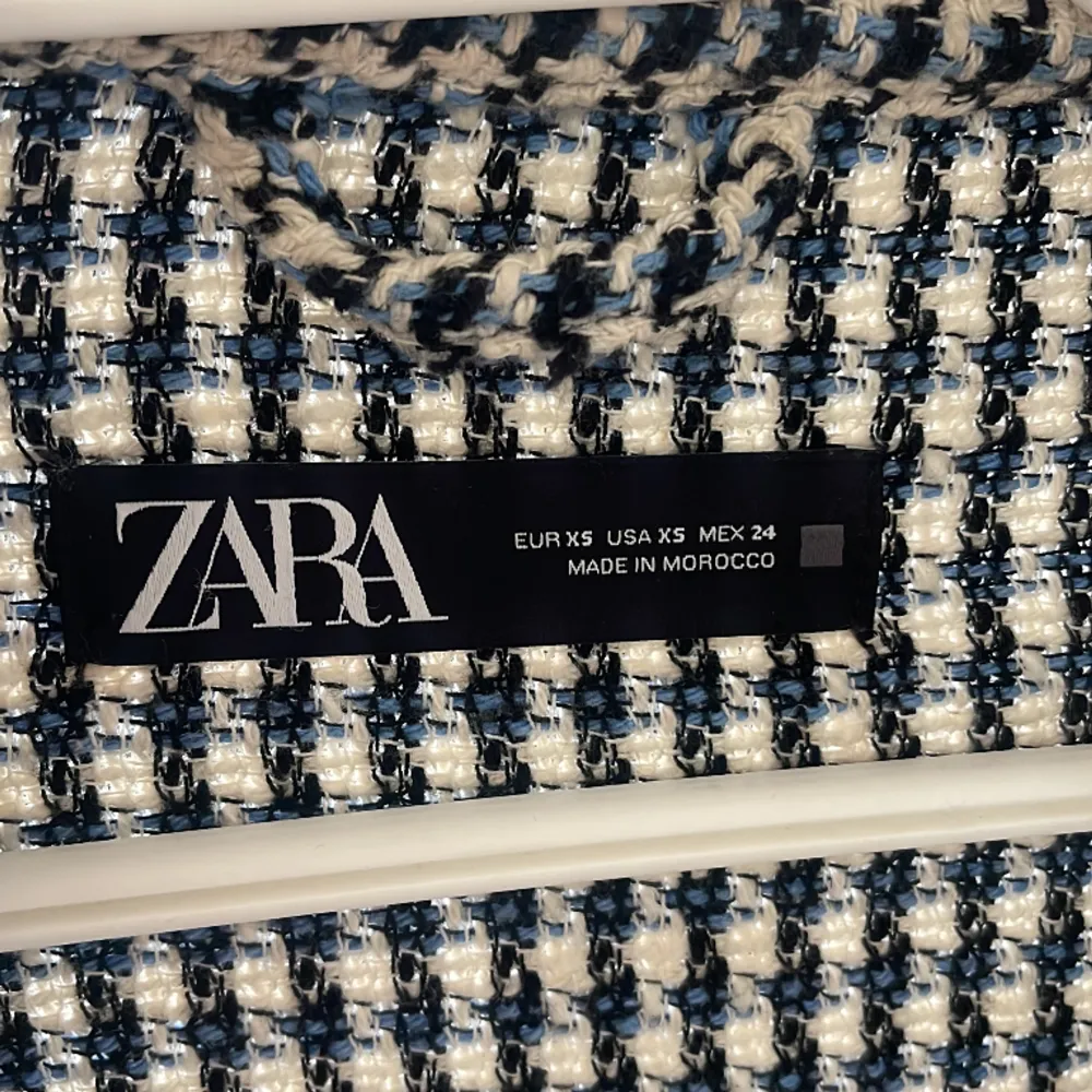 Superfin ”rutig” jacka från Zara, blå, vit och svart. Storlek xs. Fransig i botten och i ärmarna. Jackor.